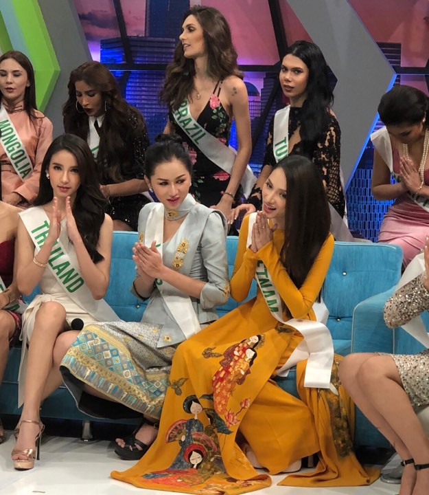 Hương Giang diện áo dài, ngồi nổi bật ở vị trí trung tâm trong buổi ghi hình cho truyền hình Thái Lan